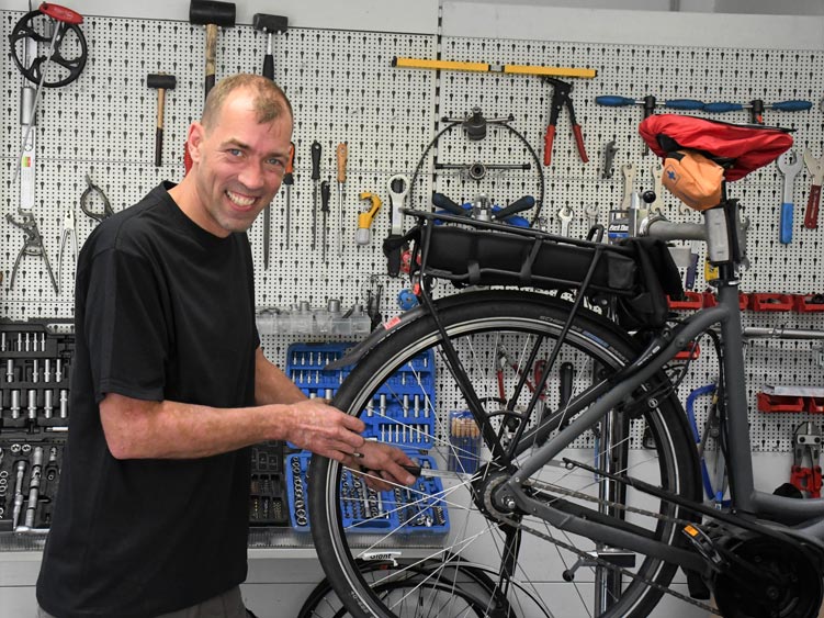 Simon macht betriebliche Einzelumschulung als Zweiradmechatroniker