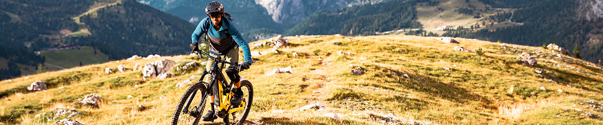 Mountainbiker mit Malaguti E-Bike im bergigen Gelände