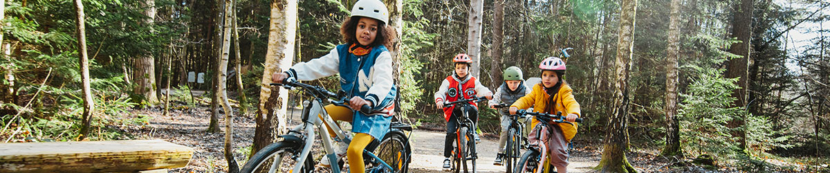 Kinder auf Waldausflug mit Winora Kinderfahrrädern